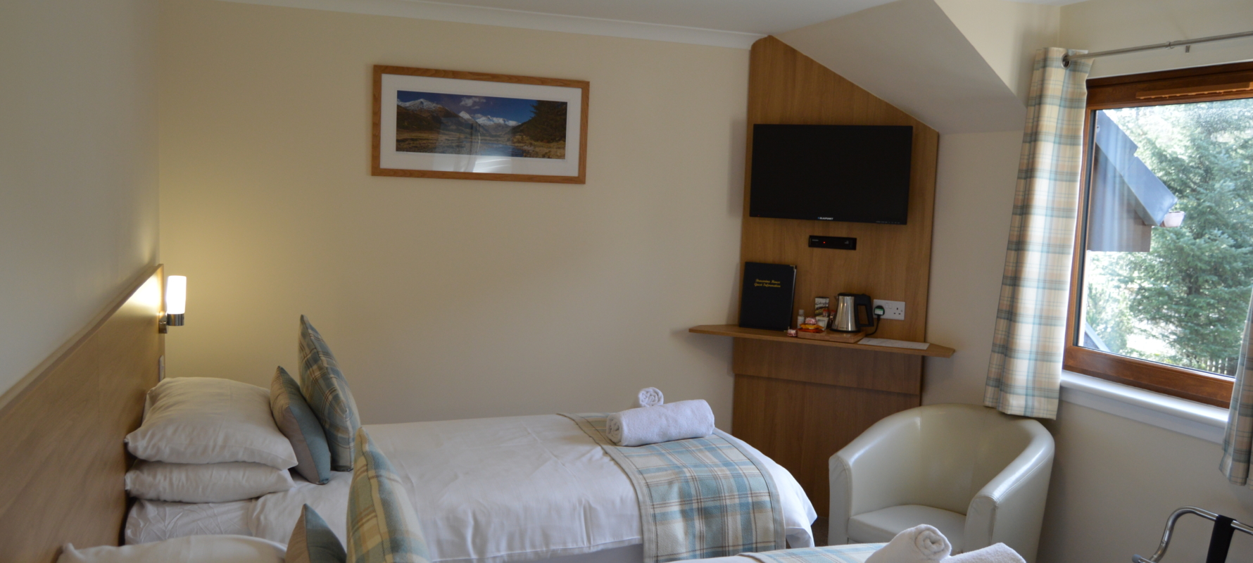 linnhe ensuite twin room accommodation with mountain view